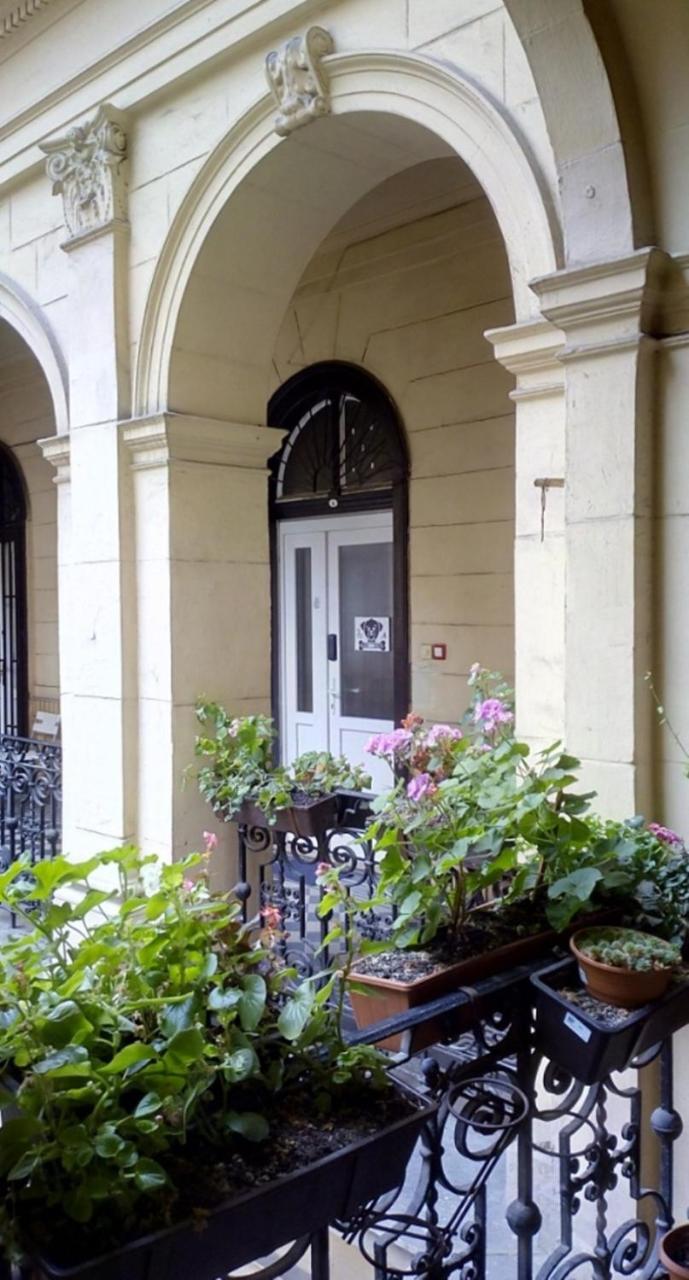 Black Dog Hostel Budapeste Exterior foto